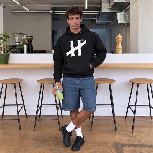 KI-generiertes Bild – HAPS Big Logo Hoodie. Keine reale Person.