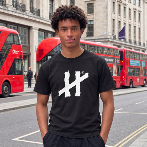 KI-generiertes Bild – HAPS Big Logo Tee. Keine reale Person.
