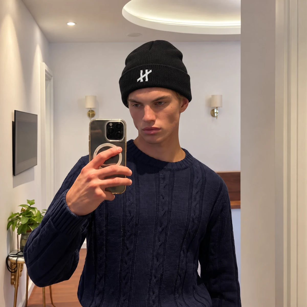 KI-generiertes Bild – HAPS Logo Beanie. Keine reale Person.