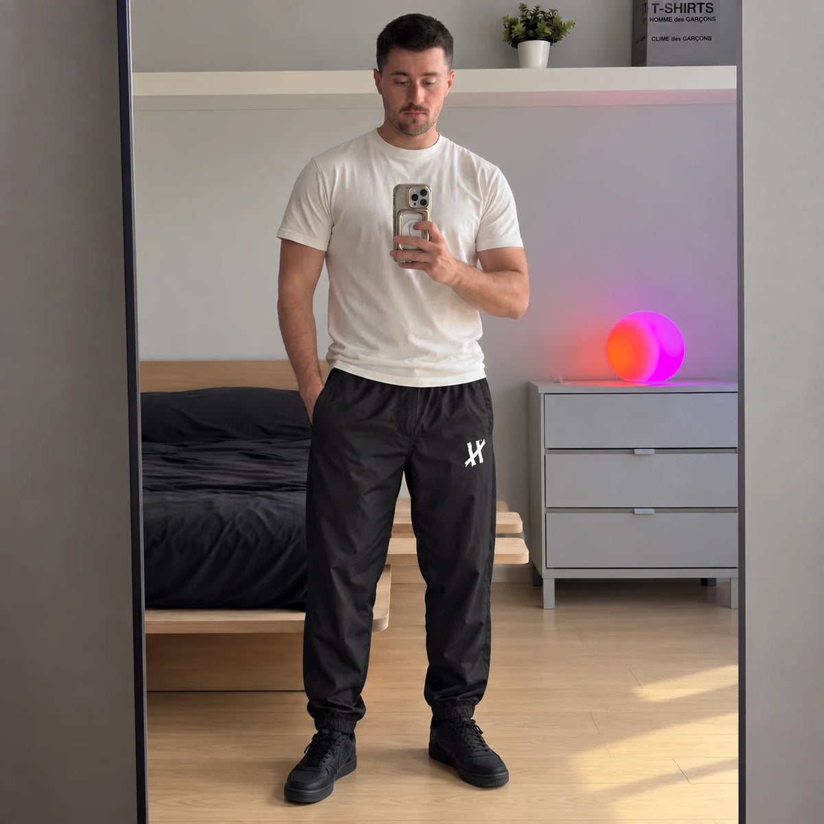 KI-generiertes Bild – HAPS Track Pants. Keine reale Person.